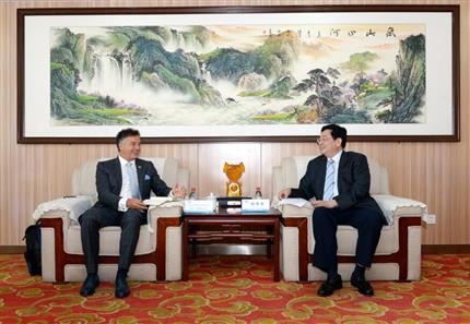 盧森堡運(yùn)通公司CEO詹尼·彼得蘭杰洛一行 到訪(fǎng)河南航投